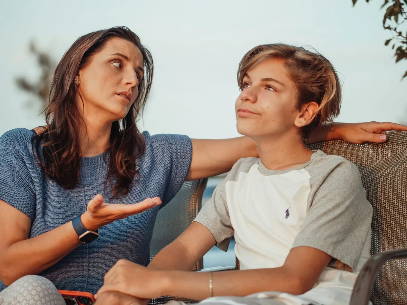 Mère et fils adolescent en discussion, accompagnement à la parentalité à Chambéry